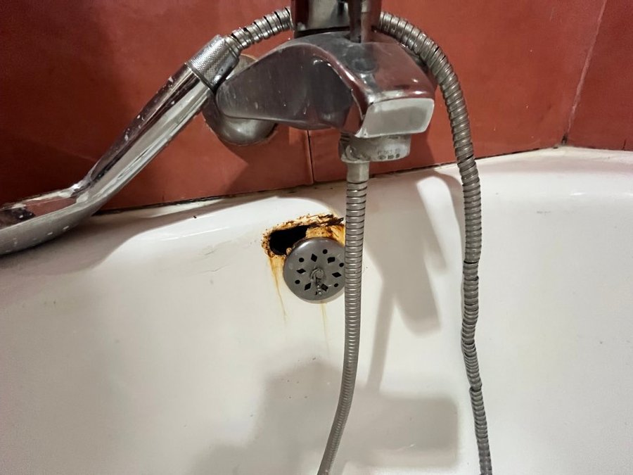 Bañera del piso de Zaragoza con el rebosadero comido por el óxido