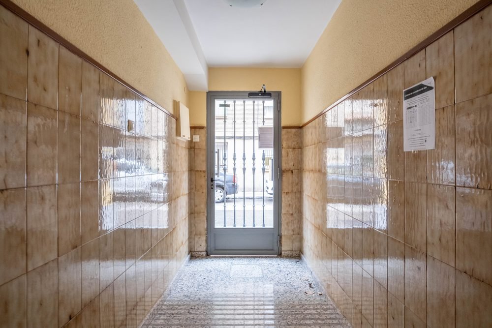 El portal del edificio de Zaragoza donde David compró su primer piso de alquiler sin haberlo visitado